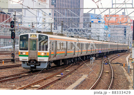 名古屋駅に到着する中央線211系通勤電車 88333429