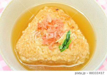 鮭の焼きおにぎり茶漬け 鮭の焼きおにぎり茶漬け 88333437