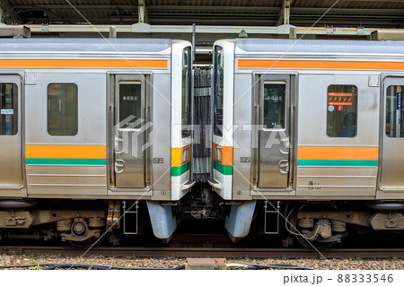 名古屋駅 中央線211系電車同士の併結の写真素材 [88333546] - PIXTA