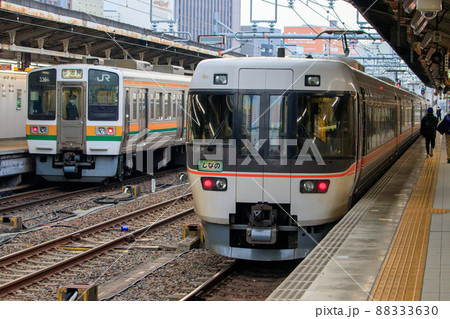 名古屋駅に停車中の中央線383系特急しなのと211系電車 名古屋駅に停車中の中央線383系特急しなのと211系電車 88333630