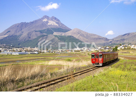 湯布院盆地を走る赤い列車 88334027