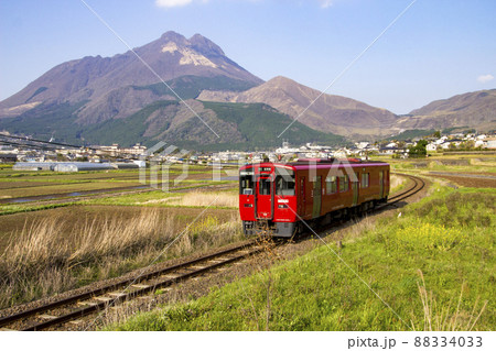 湯布院盆地を走る赤い列車 88334033