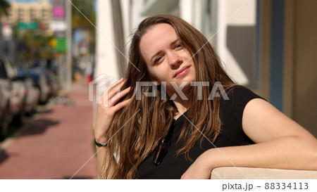 Portrait of a young beautiful woman 88334113