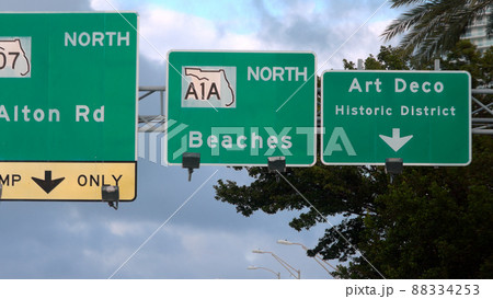 Street sign to Miami Beach and A1A - MIAMI,...の写真素材 [88334253