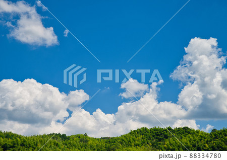 【大阪府】8月・真夏の青空と白い雲 88334780