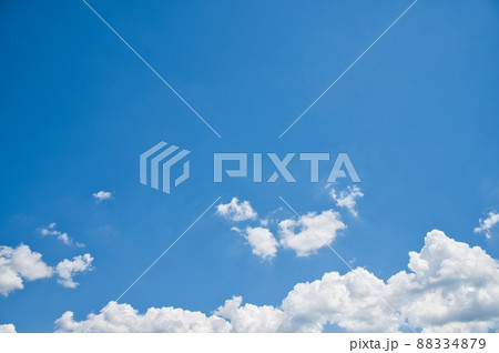 【大阪府】8月・真夏の青空と白い雲 88334879