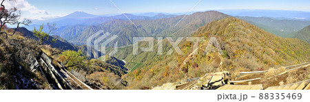 紅葉の丹沢山地 檜洞丸より富士山と大室山のパノラマ写真 紅葉の丹沢山地 檜洞丸より富士山と大室山のパノラマ写真 88335469