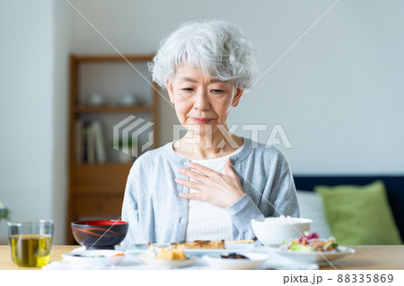 食欲不振のシニアの女性 88335869