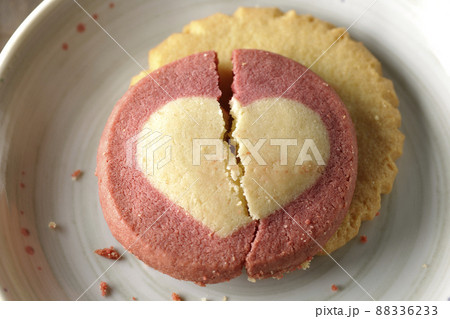 割れたクッキーで失恋や破局をイメージ 88336233