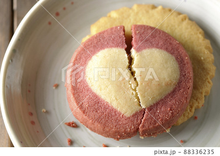 割れたクッキーで失恋や破局をイメージ 88336235