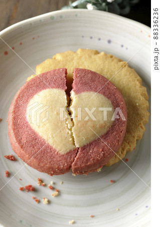 割れたクッキーで失恋や破局をイメージ 割れたクッキーで失恋や破局をイメージ 88336236