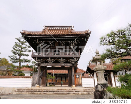 東広島の観光名所 養国寺の山門 (広島県東広島市高屋町白市) 東広島の観光名所 養国寺の山門 (広島県東広島市高屋町白市) 88336712