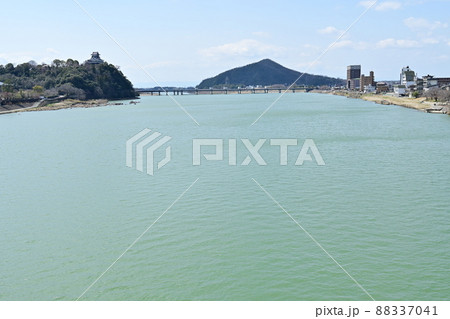 ツインブリジッシ(犬山橋)から見た木曽川と城 ツインブリジッシ(犬山橋)から見た木曽川と城 88337041