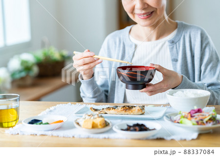 朝食を食べるシニアの女性 88337084