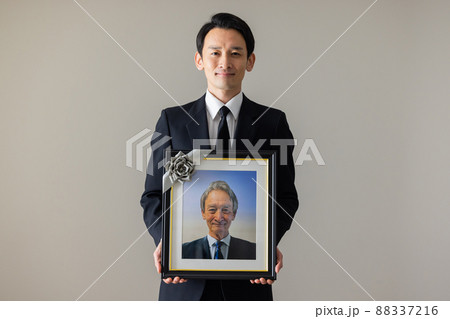 遺影を持つ男性 遺影を持つ男性 88337216