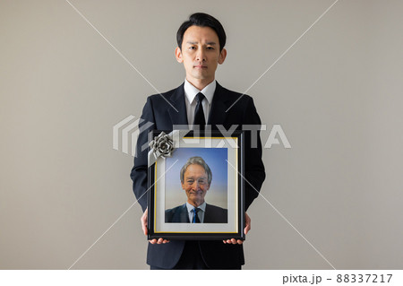 遺影を持つ男性 遺影を持つ男性 88337217
