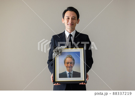 遺影を持つ男性 遺影を持つ男性 88337219