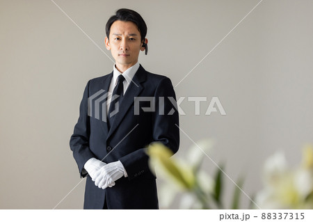 葬儀場スタッフイメージ　 88337315