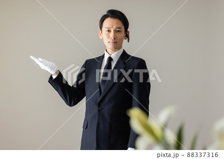 葬儀場スタッフイメージ　 88337316