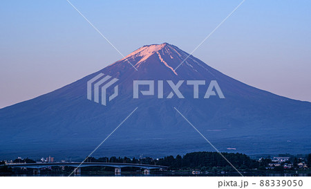 （山梨県）春の情景・早朝の紅富士 88339050
