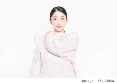 白い背景の前に立って肩に手を当てている女性 白い背景の前に立って肩に手を当てている女性 88339058