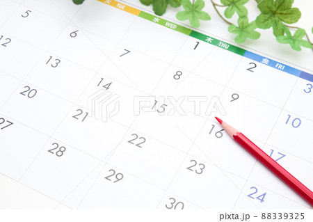 カレンダーと赤鉛筆 カレンダーと赤鉛筆 88339325