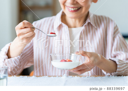 ヨーグルトを食べるシニアの女性 ヨーグルトを食べるシニアの女性 88339697