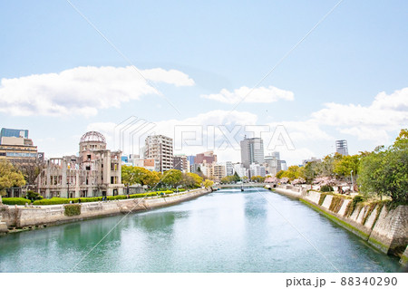 春の平和記念公園の風景です。桜の花がもうすぐ満開の時期です。とっても明るい雰囲気をどうぞ。広島県 春の平和記念公園の風景です。桜の花がもうすぐ満開の時期です。とっても明るい雰囲気をどうぞ。広島県 88340290