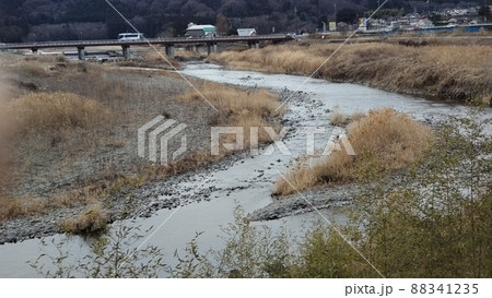 曇り空と田舎の河岸 曇り空と田舎の河岸 88341235