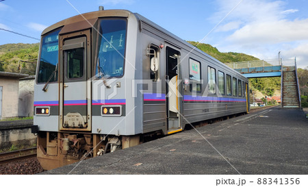 渋木駅に停車する美祢線の列車 渋木駅に停車する美祢線の列車 88341356