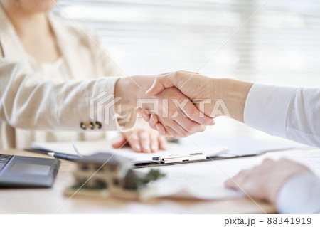 商談が成立し握手をするアジア人の不動産業者 88341919