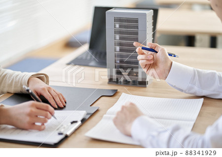 不動産開発の打ち合わせをするアジア人の不動産業者 88341929