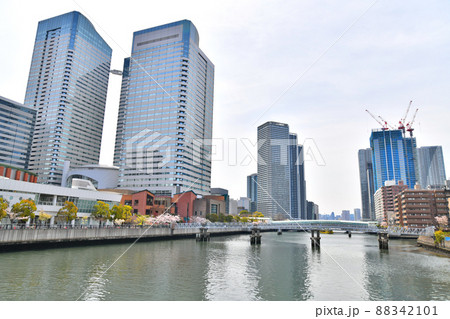 晴月橋／朝潮運河より晴海トリトンスクエア周辺を望む(東京都中央区)【2022.4】 88342101