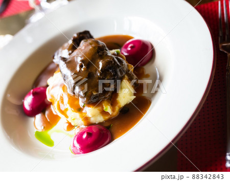 beef cheek with mashed potatoes and currant oil 88342843