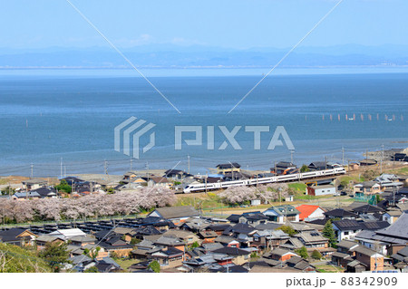 桜咲く有明海沿いを行く特急「かもめ」（JR九州 885系） 88342909