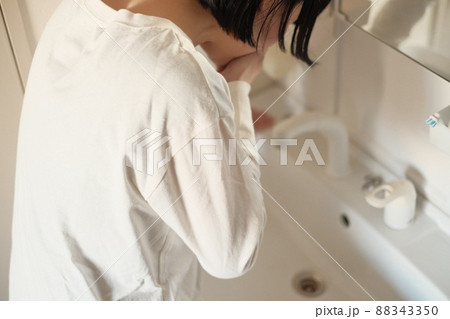 洗面台でつわりに苦しむ妊婦 88343350