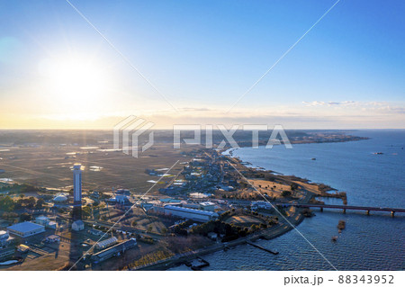 冬の霞ヶ浦の朝日と霞ヶ浦大橋（茨城県） 88343952