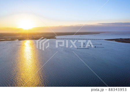 冬の霞ヶ浦の朝日と霞ヶ浦大橋(茨城県) 冬の霞ヶ浦の朝日と霞ヶ浦大橋(茨城県) 88343953