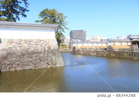 小田原城の公園の春の風景 88344288