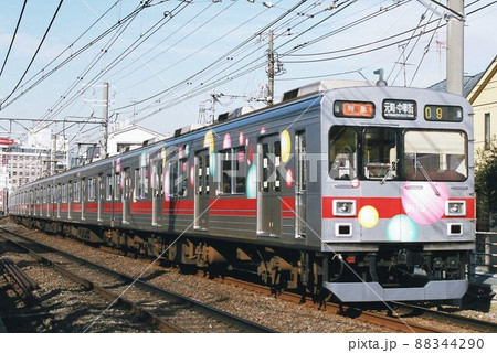 田園調布へ向けて快走する東急東横線の9000系 田園調布へ向けて快走する東急東横線の9000系 88344290