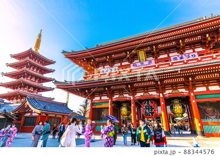 日本の東京都市景観 4月1日・春、桜の季節となり観光客でわう浅草寺(五重塔・宝蔵門)などを望む=1日 日本の東京都市景観 4月1日・春、桜の季節となり観光客でわう浅草寺(五重塔・宝蔵門)などを望む=1日 88344576