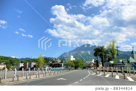 晴れた日の武甲山に向かう道路 晴れた日の武甲山に向かう道路 88344814