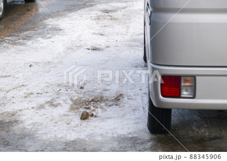 雪国の駐車場に停まった軽自動車 雪国の駐車場に停まった軽自動車 88345906
