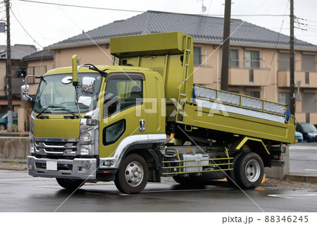 待機中のダンプトラック　イメージ 88346245