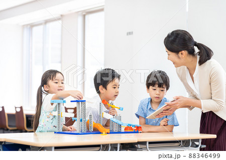 実験教室　撮影協力：中央工学校附属日本語学校 88346499