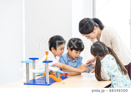 実験教室　撮影協力：中央工学校附属日本語学校 88346500