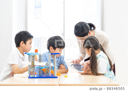 実験教室　撮影協力：中央工学校附属日本語学校 88346505