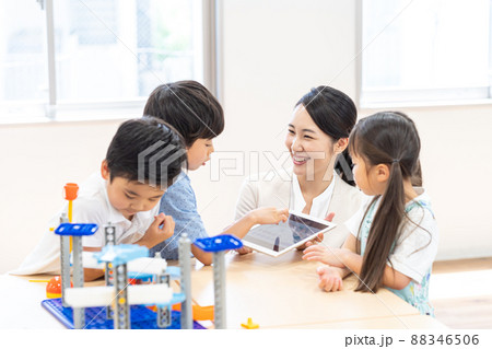 実験教室 撮影協力:中央工学校附属日本語学校 実験教室 撮影協力:中央工学校附属日本語学校 88346506