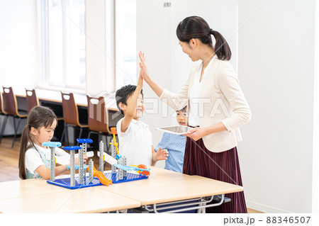 実験教室　撮影協力：中央工学校附属日本語学校 88346507