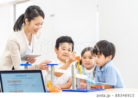 実験教室　撮影協力：中央工学校附属日本語学校 88346915